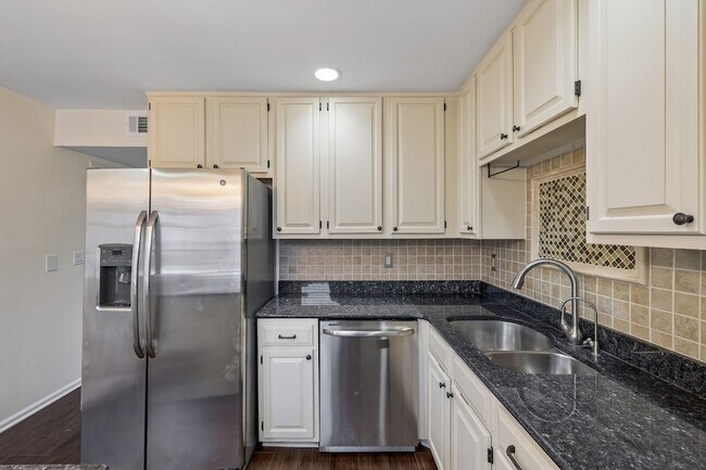 Building Photo - 219 Fairmont Ct