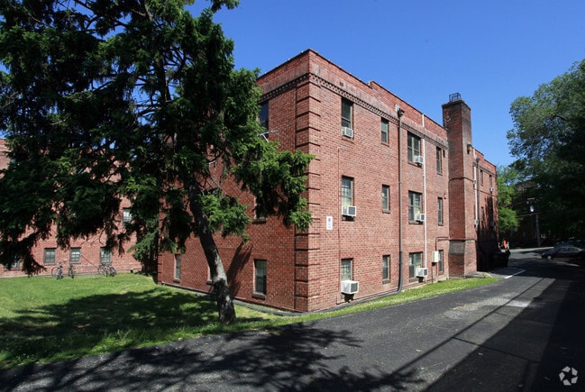 Building Photo - Queens Court Apartments