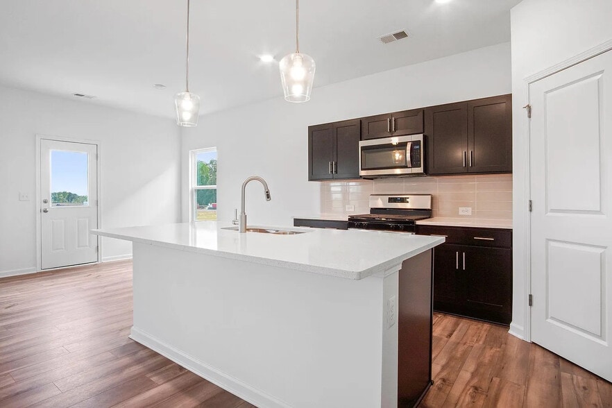 Building Photo - Room in House on Starmoss Ln