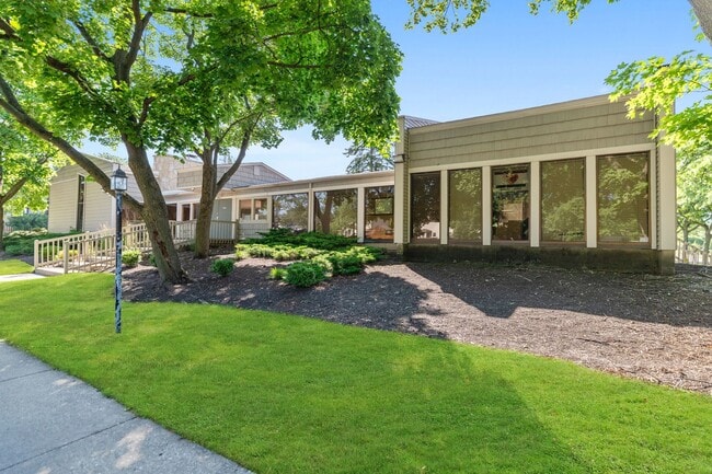 Building Photo - 939 Shorewood Dr