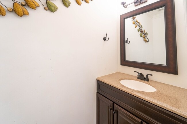 Building Photo - Updated 3-Level End Unit Townhouse in Caro...