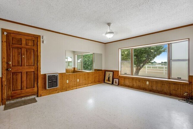 Building Photo - Spacious Bi-Level Home with Mountain & Lak...
