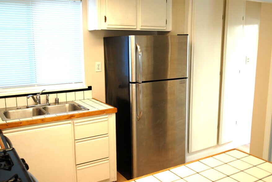 Building Photo - 230 16th Pl