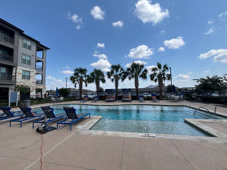 Building Photo - 1050 Wittenburg