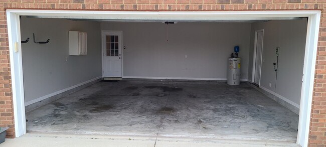 Building Photo - 810 E 24th St