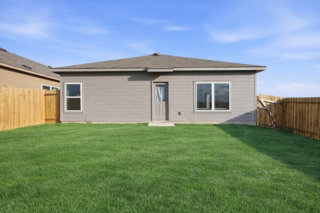 Building Photo - "Charming 3-Bedroom Retreat with 2 Baths in the Heart of New Braunfels!"