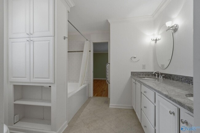 Building Photo - 815 Baylor Dr SE