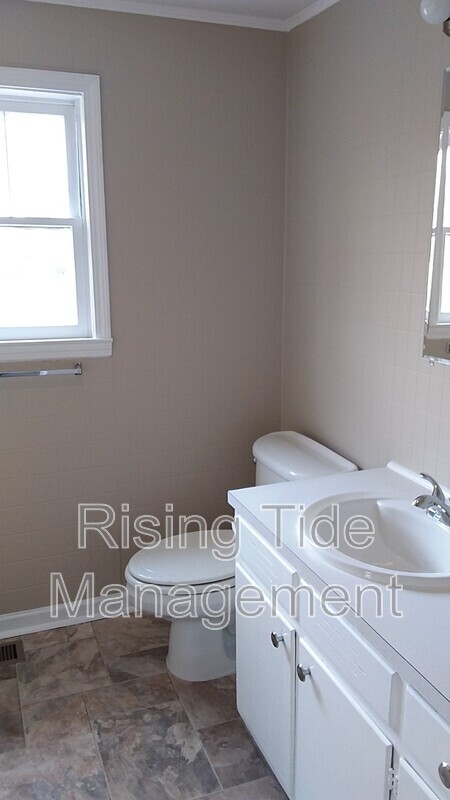 Building Photo - 424 2nd St