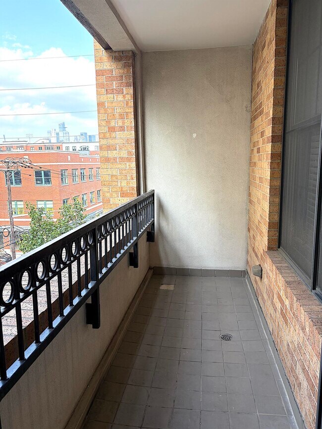 Building Photo - 830 Monroe St