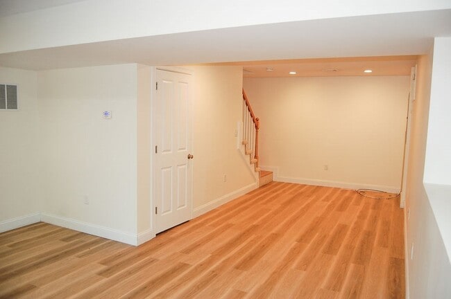 Building Photo - 10 Manahan St