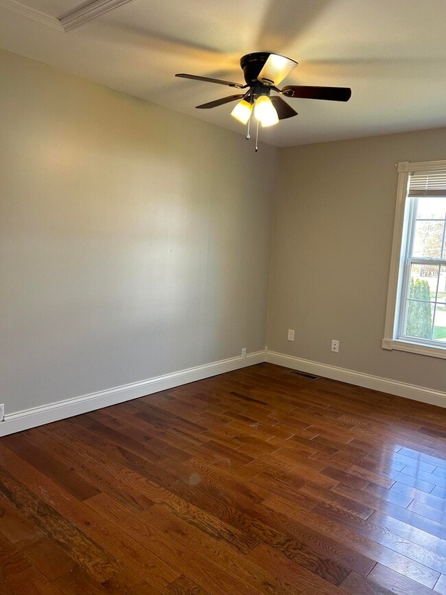 Building Photo - 213 Hurley Ln