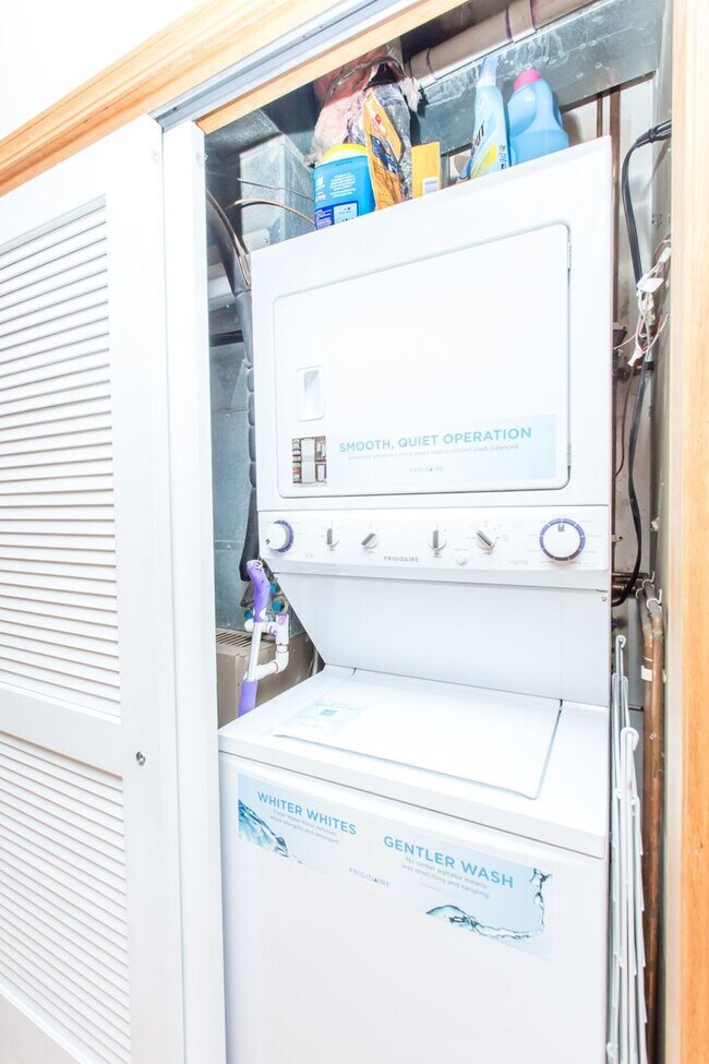 Building Photo - Condo Quality 3Bed/2bath in Wicker Park! In-Unit Laundry! Central Air! Blue Line!