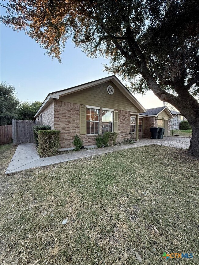 Building Photo - 2421 Hancock Dr