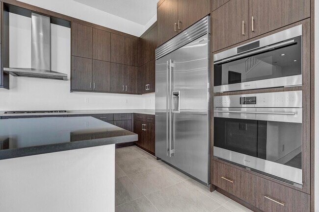 Building Photo - 9523 Riverside Pk Dr