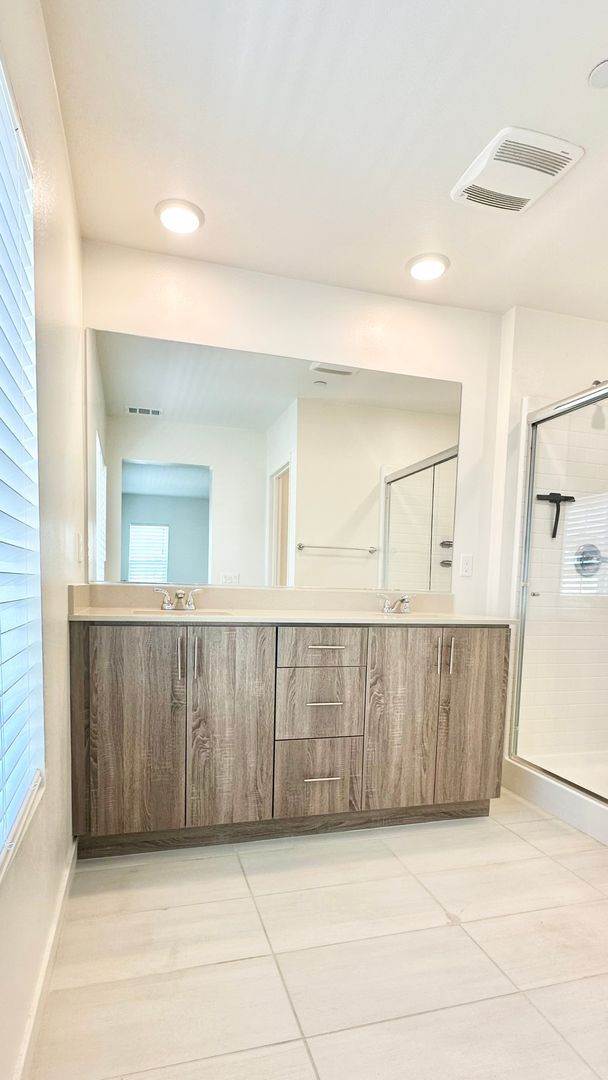 Building Photo - Beautiful, Newer Construction Home in Desi...