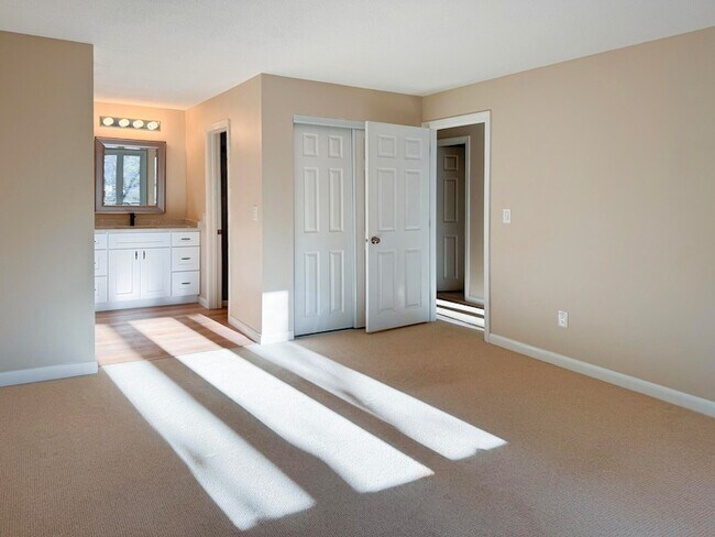 Building Photo - 225 SW Meadows