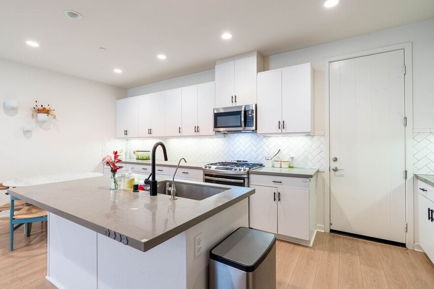 Building Photo - 62 Savannah