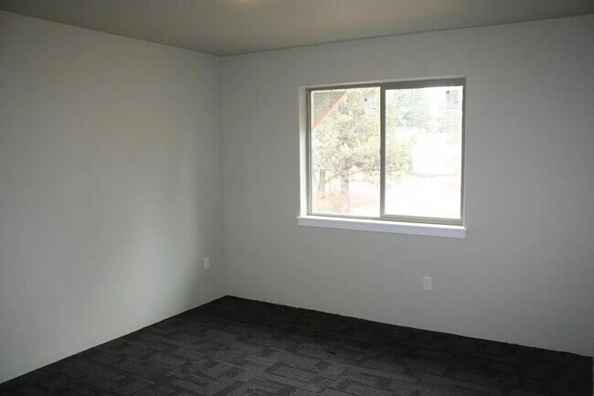 Building Photo - 206- 200 SW Summer Lake Dr