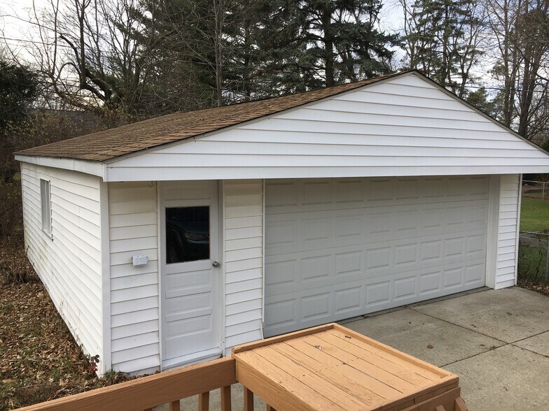 2 1/2 car garage with remote - 3160 Fernwood Ave