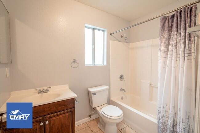 Building Photo - Gated/Secure 3 bed, w/ 2 Parking Spaces, Washer/Dryer Hookups