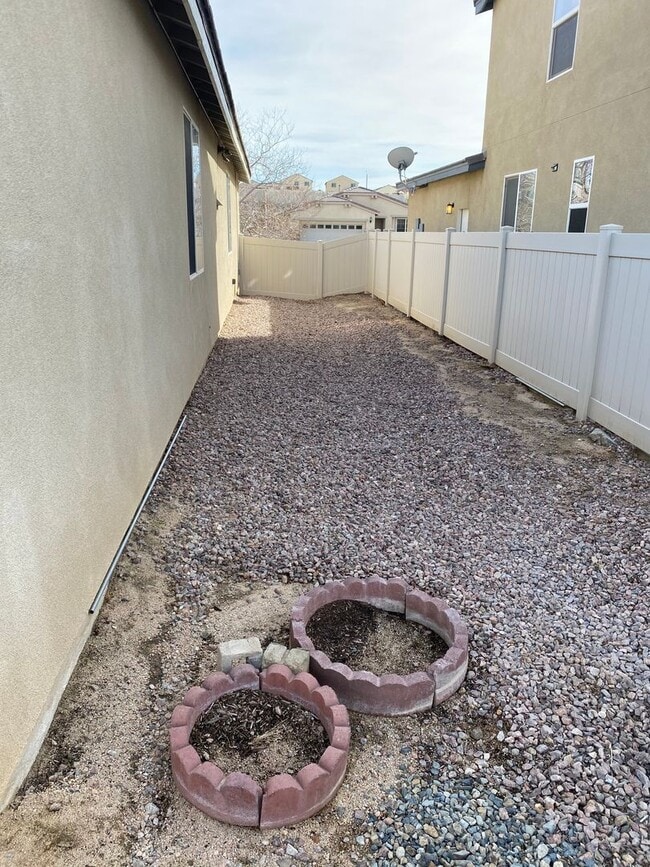 Building Photo - 3 BEDROOM VICTORVILLE HOME
