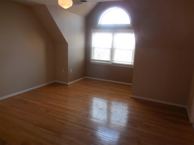 Building Photo - 207B Seneca Way