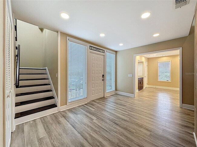 Building Photo - 6846 Lake View Dr