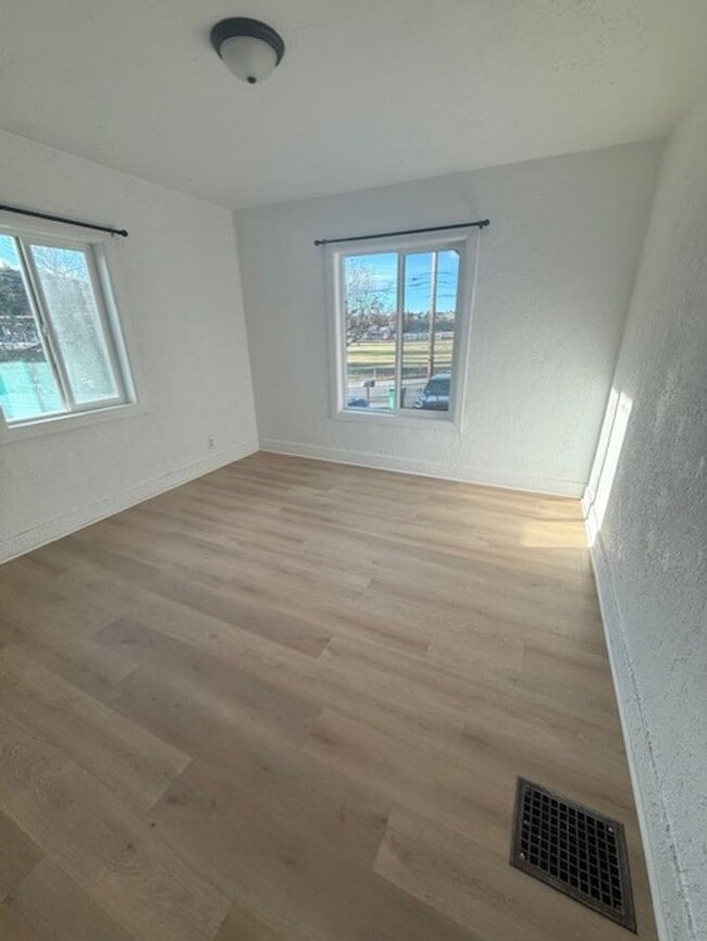 Building Photo - Hansen-PM-025-0262