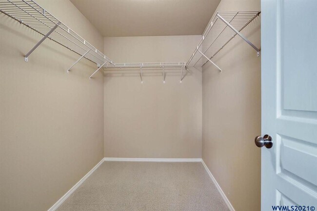 Building Photo - 848 NE Millstream Pl