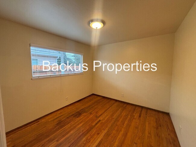 Building Photo - 827 Bedford Dr