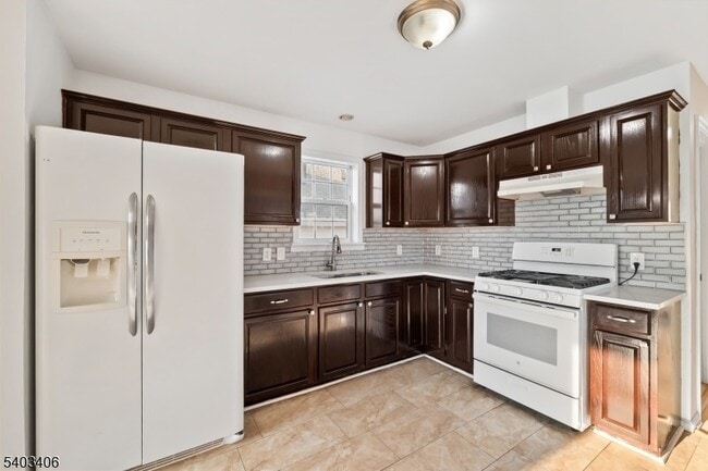 Building Photo - 110-PT112 Redwood Ave