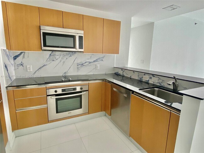 Building Photo - 1060 Brickell Ave
