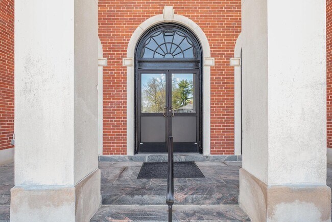 Building Photo - 301 N Mulberry St