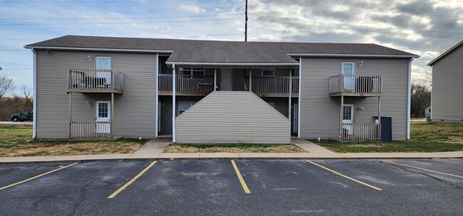 Building Photo - Nice 2BR/1BA Apartment Near MSSU in Joplin. (UPSTAIRS UNIT)