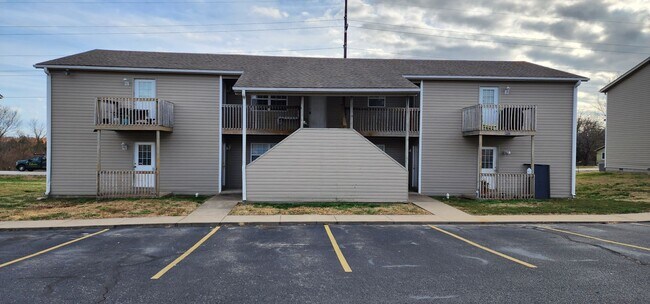 Building Photo - Nice 2BR/1BA in Joplin near MSSU campus! (upstairs unit with Balcony! ) HUD APPROVED!!