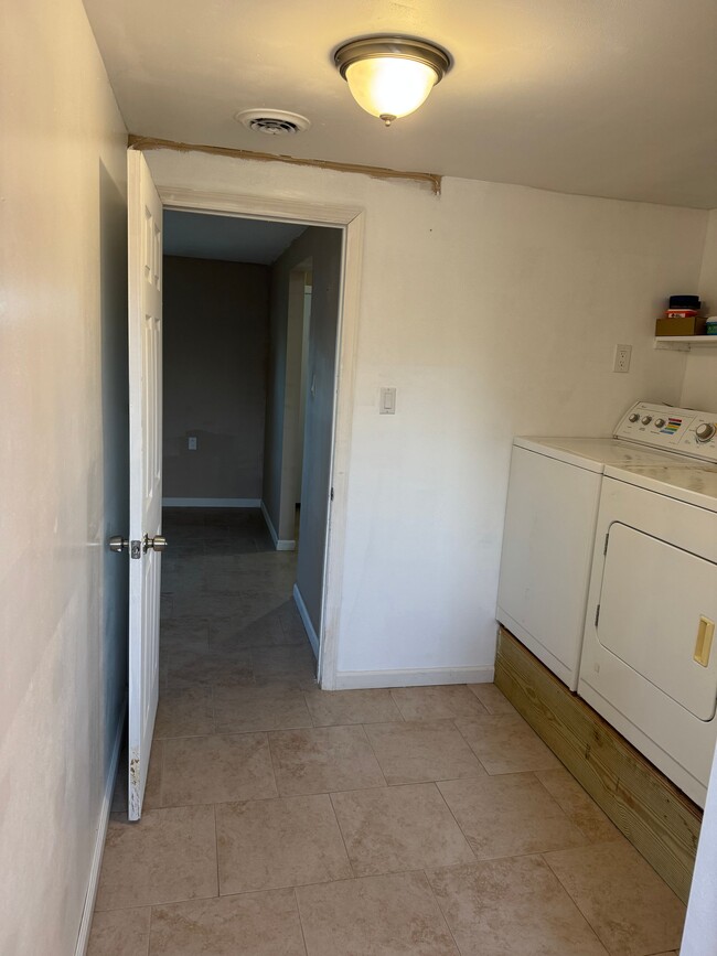 Building Photo - 122 E Navasink Dr
