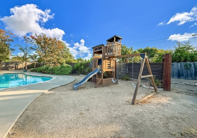 Building Photo - 1251 Buckingham Dr