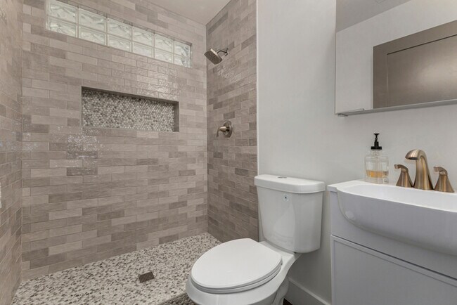 Building Photo - Modern 3-Bed, 2-Bath Home in Downtown Phoenix with Private Yard & Fire Pit