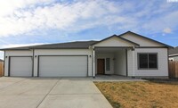 Building Photo - Large 3 Bed/2 Bath + an Office Home in Ben...