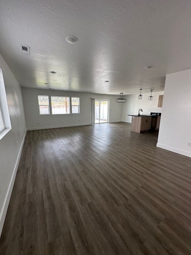 Building Photo - 881 S 25 E