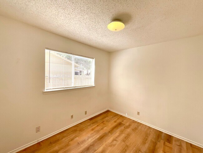 Building Photo - **APPLICATION RECEIVED** 2-Bedroom Duplex Near Highway 78- Pet-Friendly with Fenced Yard! SECTION...