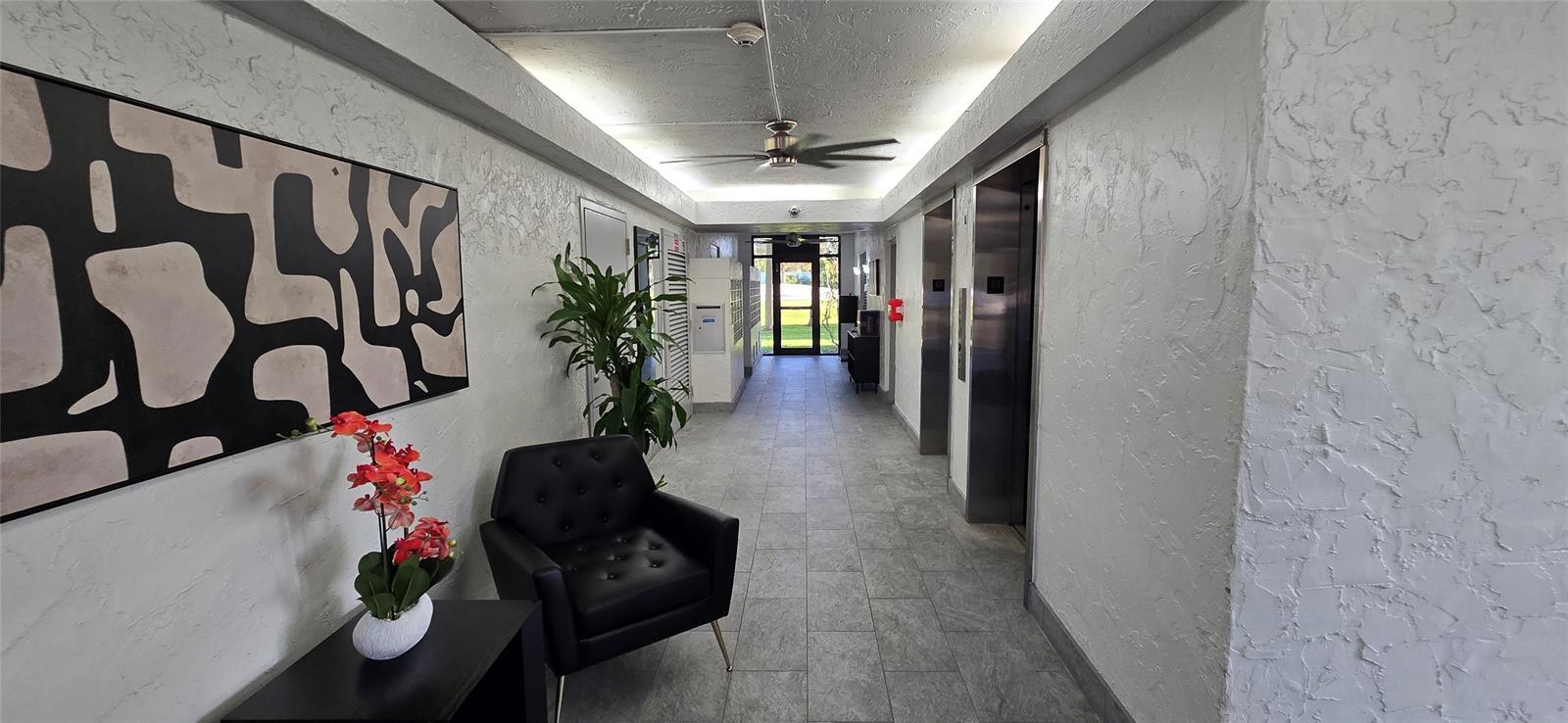 Building Photo - 250 Jacaranda Dr