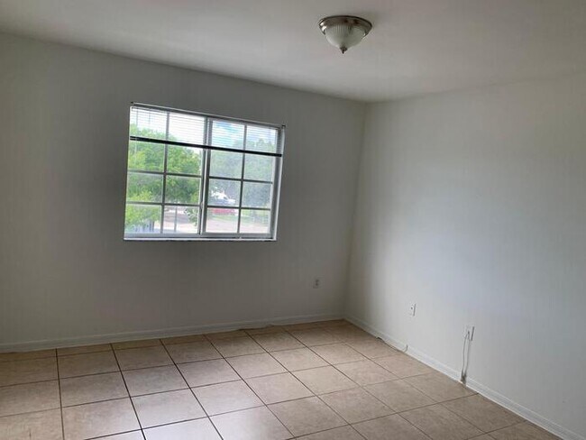 Building Photo - 15-305 1BED/1 DEN/1BATH