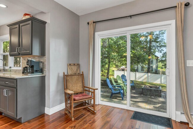 Building Photo - 172 Center St