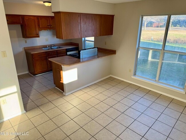 Building Photo - 6050 Somerset Dr