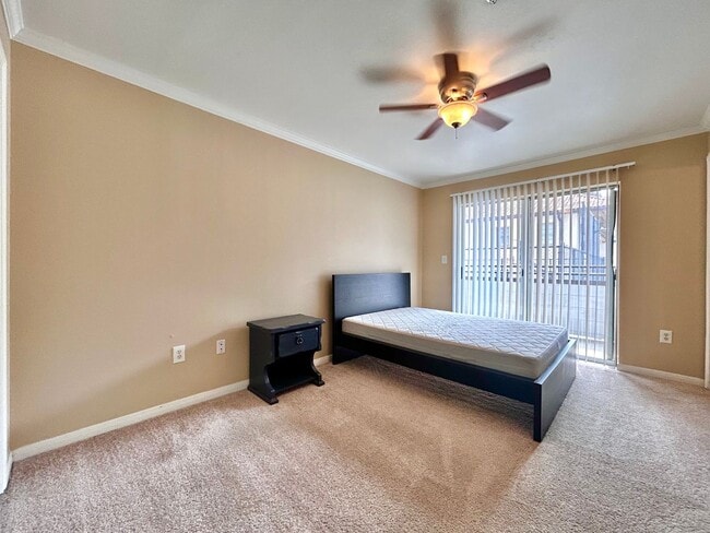 Building Photo - Light-Filled 2BR/2BA with Balcony in Austin