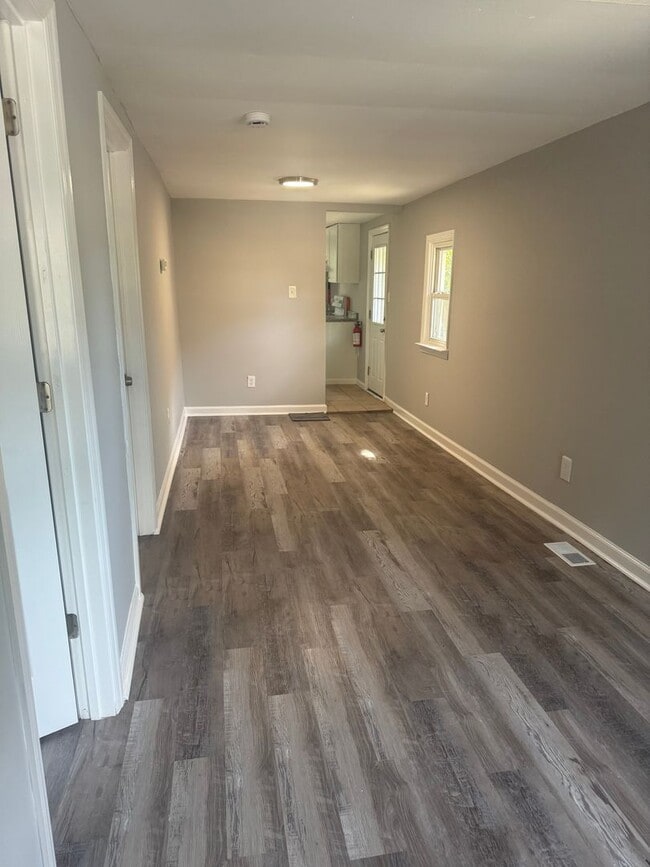 Building Photo - Charming 2 bedroom, 1 bath recently updated home ready for move in