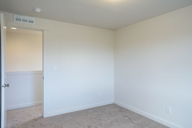 Building Photo - 4 Bedroom, 2.5 Bath New home
