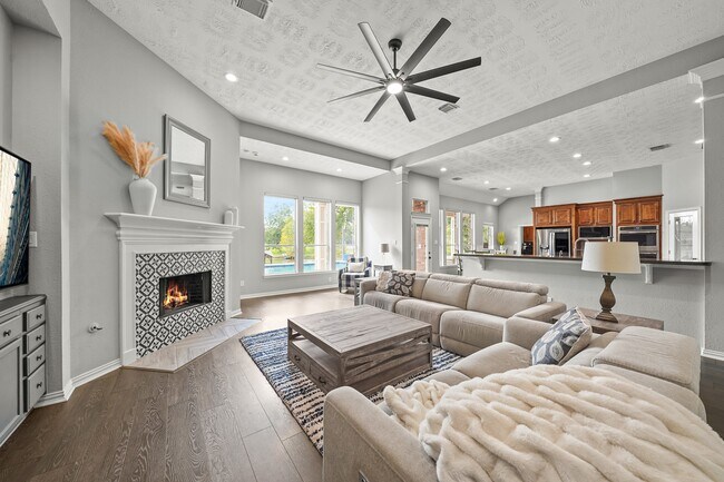 Building Photo - 4703 Oxbow Cir W