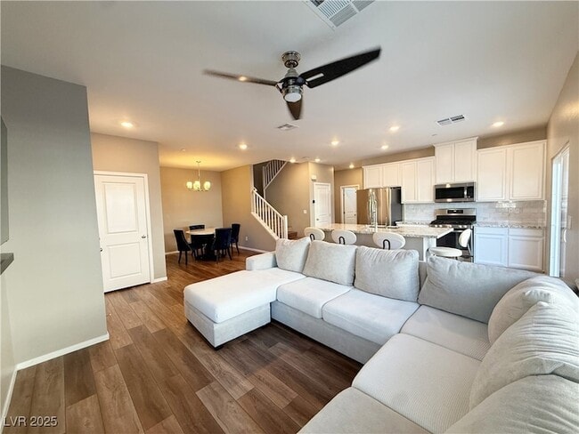 Building Photo - 525 Mossy Cup St